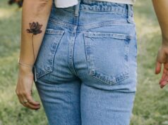 Esses jeans para levantar o bumbum estão à venda e ainda têm costas retas esculpidas