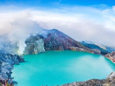 Este lago azul parece o paraíso. Cheio de ácido por dentro, se cair, todo o trabalho é feito de uma só vez – veja a foto.