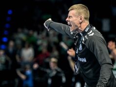 “Eu não dou a mínima!”: Treinador da Bundesliga faz discurso irritado após mega retorno