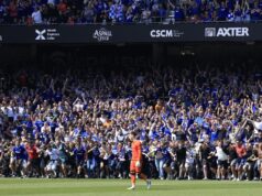 Futebol: Ipswich City está de volta à Premier League, fotos malucas de invasão de campo
