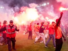 Futebol: ataque ao campo, ataque dos jogadores, “uma pena”… Caos total no derby de Praga