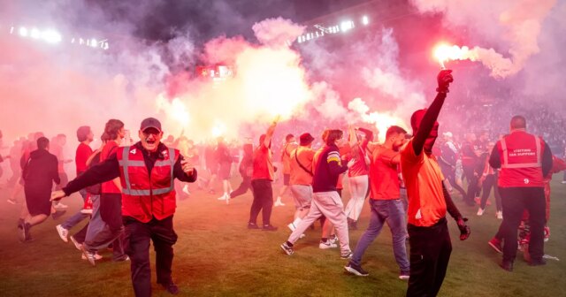 Futebol-ataque-ao-campo-ataque-dos-jogadores-uma-pena-Caos.JPG