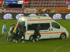 Futebol: fotos de jogadores empurrando uma ambulância presa em um campo frio, um evento divertido na Romênia