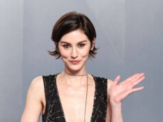 Gracie Abrams anuncia nova música “Hit the Wall”.