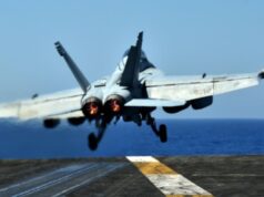Guerra no Irã: caça americano F-18 destrói o casco de um navio iraniano que tentava bloquear