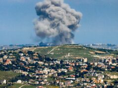 Guerra no Oriente Médio: Um soldado israelense foi fotografado colocando um cigarro na boca de uma estátua da Virgem Maria no Líbano