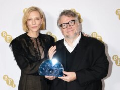 Guillermo del Toro recebe uma bolsa BFI de Cate Blanchett em uma cerimônia em Londres.
