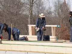 Heróis desconhecidos: voluntários Amish construíram dezenas de casas e pontes gratuitamente na Carolina do Norte após o furacão Helene.
