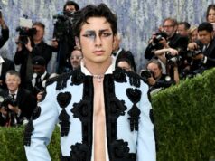 Hudson Williams sem calças no hotel errado depois do Met Gala