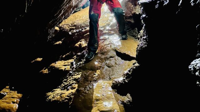 Incomum-Meditando-na-escuridao-total-por-que-a-sofro-caving-pode.jpg