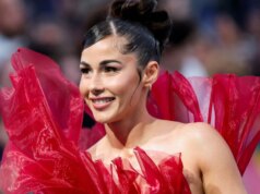 Início do ESC: Sarah Engels aparece em um vestido de noite vermelho-fogo