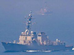 Irã: 3 navios de guerra dos EUA escapam do Estreito de Ormuz após ataque massivo de mísseis e drones.