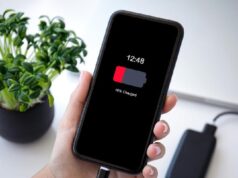 Isso ocorre porque, a partir de 2027, a Europa exigirá que os celulares usem baterias removíveis