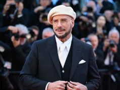 John Travolta usa boinas no Festival de Cinema de Cannes