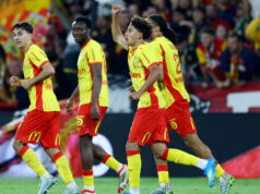Lens-Nantes (1-0): na corda bamba, Lensois salva o PSG da disputa pelo título e manda as Canárias para a Ligue 2