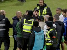 Ligue 2: O técnico dos verdes, Philippe Montanier, aplaudido pelos torcedores após a derrota do Saint-Etienne em Rodez