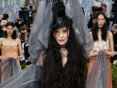 Madonna usa sete ajudantes vendados para segurar seu vestido do Met Gala 2026