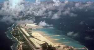 Mais uma vez na Ilha Diego Garcia tornou-se o centro do conflito entre as grandes potências. América e Inglaterra se enfrentam.
