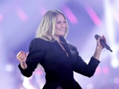 Marcando o microfone: Somente após essa cerimônia Helene Fischer subiu ao palco