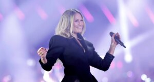 Marcando o microfone: Somente após essa cerimônia Helene Fischer subiu ao palco