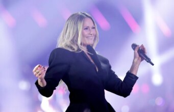 Marcando o microfone: Somente após essa cerimônia Helene Fischer subiu ao palco