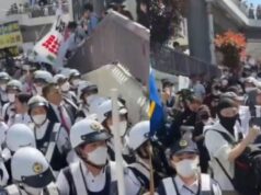 ‘Medo de Azan’ Milhares de pessoas marcham contra mesquitas no país. caos global