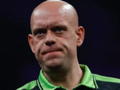 Michael van Gerwen: Profissionais de dardos brigam no Dia do Rei