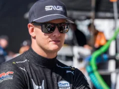 Mick Schumacher dirige há semanas com um osso quebrado na mão