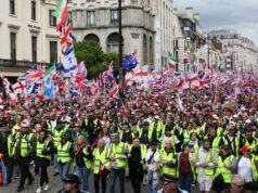 Milhares de pessoas saíram às ruas em Londres para marchas de extrema direita e contramanifestações pró-Palestina