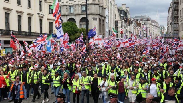 Milhares-de-pessoas-sairam-as-ruas-em-Londres-para-marchas.jpeg