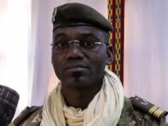 Ministro da Defesa morto no Mali Explosões em várias cidades O país ardeu com os incêndios da guerra civil.