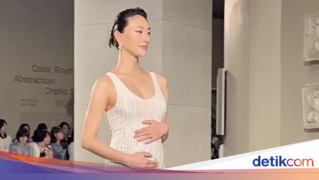 Modelo-coreana-mostra-barriguinha-de-bebe-na-passarela-da-Chanel.jpeg