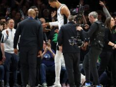 NBA: fotos da cotovelada de Wembanyama no adversário que causou sua eliminação