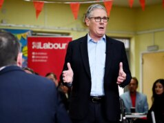 Na Inglaterra, Keir Starmer enfraqueceu depois que o Partido Trabalhista perdeu fortemente contra o partido de Nigel Farage