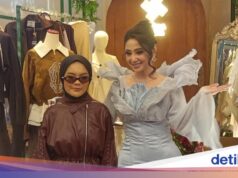 Nabila Misha Nyawiji Wulan Guritno e Dewi Perssik no palco do desfile de moda