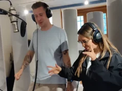 “Naked Woman” no Ballermann – Aqui a esposa do rapper canta Arrest Warrant