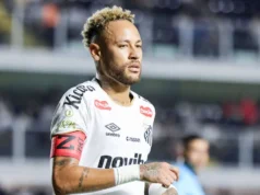 Neymar: craque brasileiro dá tapa em companheiro de seleção