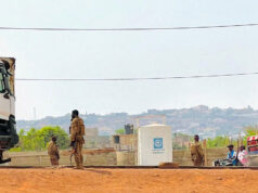 No Mali, um bloqueio rodoviário por jihadistas na capital Bamako, uma coligação de estados do Sahel respondeu com ataques