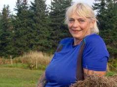 No início de “A Farmer Looking for a Wife” – o fazendeiro de repente fala sobre um “relacionamento a três”