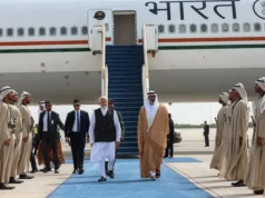 O PM Modi chega a Abu Dhabi. O presidente Sheikh Mohammed bin Zayed dá as boas-vindas no aeroporto.