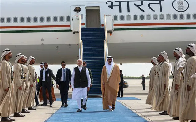 O-PM-Modi-chega-a-Abu-Dhabi-O-presidente-Sheikh.webp
