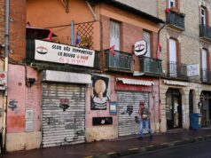 O bar Le Rouge et Noir reabre em Toulouse: a filha do patrão morto encontra uma carta do pai e decide assumir o estabelecimento.
