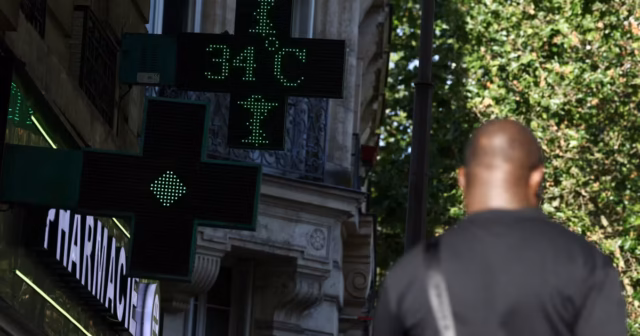 O-calor-e-assustador-Franca-sufoca-e-o-verao-ainda.avif