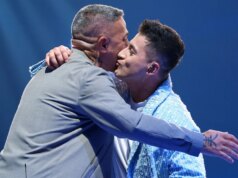 O candidato do DSDS, Abii Faizan, sorri para o membro do júri