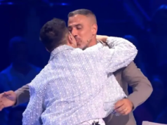 O candidato do DSDS, Abii Faizan, beijando Bushido nas semifinais