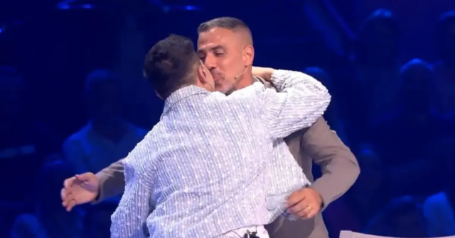 O-candidato-do-DSDS-Abii-Faizan-beijando-Bushido-nas-semifinais.png