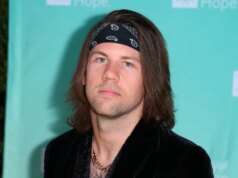 O cantor do Beartooth, Caleb Shomo, se apresenta como “orgulhosamente gay” em uma mensagem emocionante para os fãs.
