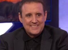 O comediante britânico Peter Kaye revela o aviso da Birmingham Arena como ‘saco suspeito’ no meio da apresentação