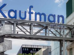 O histórico estúdio Kaufman Astoria de Nova York enfrenta execução hipotecária na reinicialização contínua da produção nos EUA.