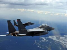 O hobby de selfies é caro: o piloto vira o caça F-15K no ar para tirar uma foto Dois aviões colidem